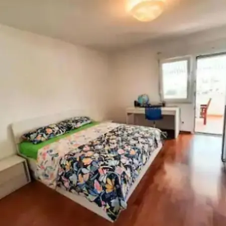 Specious For 5 People Split